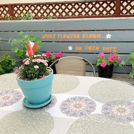 Brother Li Homestay YYC Exterior photo