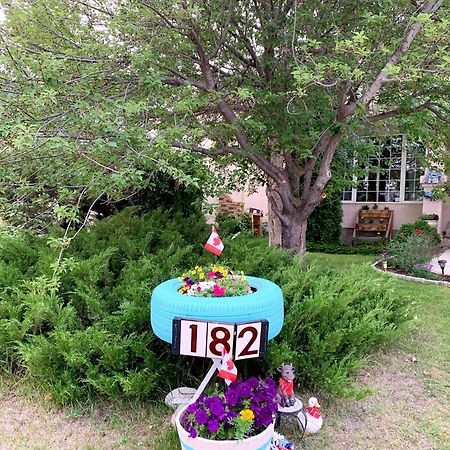Brother Li Homestay YYC Exterior photo