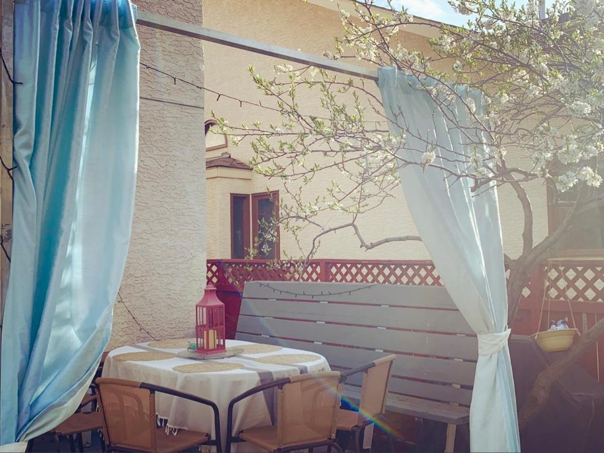 Brother Li Homestay YYC Exterior photo