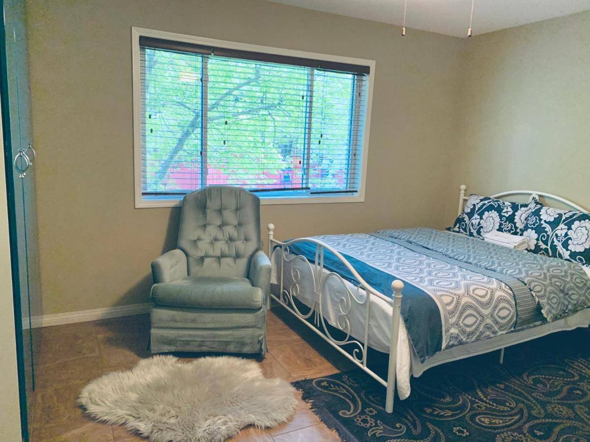 Brother Li Homestay YYC Exterior photo