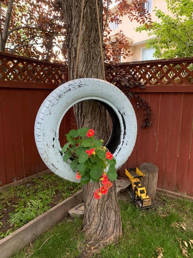 Brother Li Homestay YYC Exterior photo