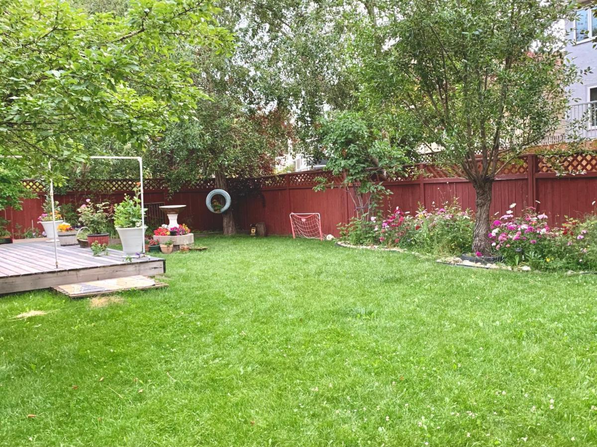Brother Li Homestay YYC Exterior photo