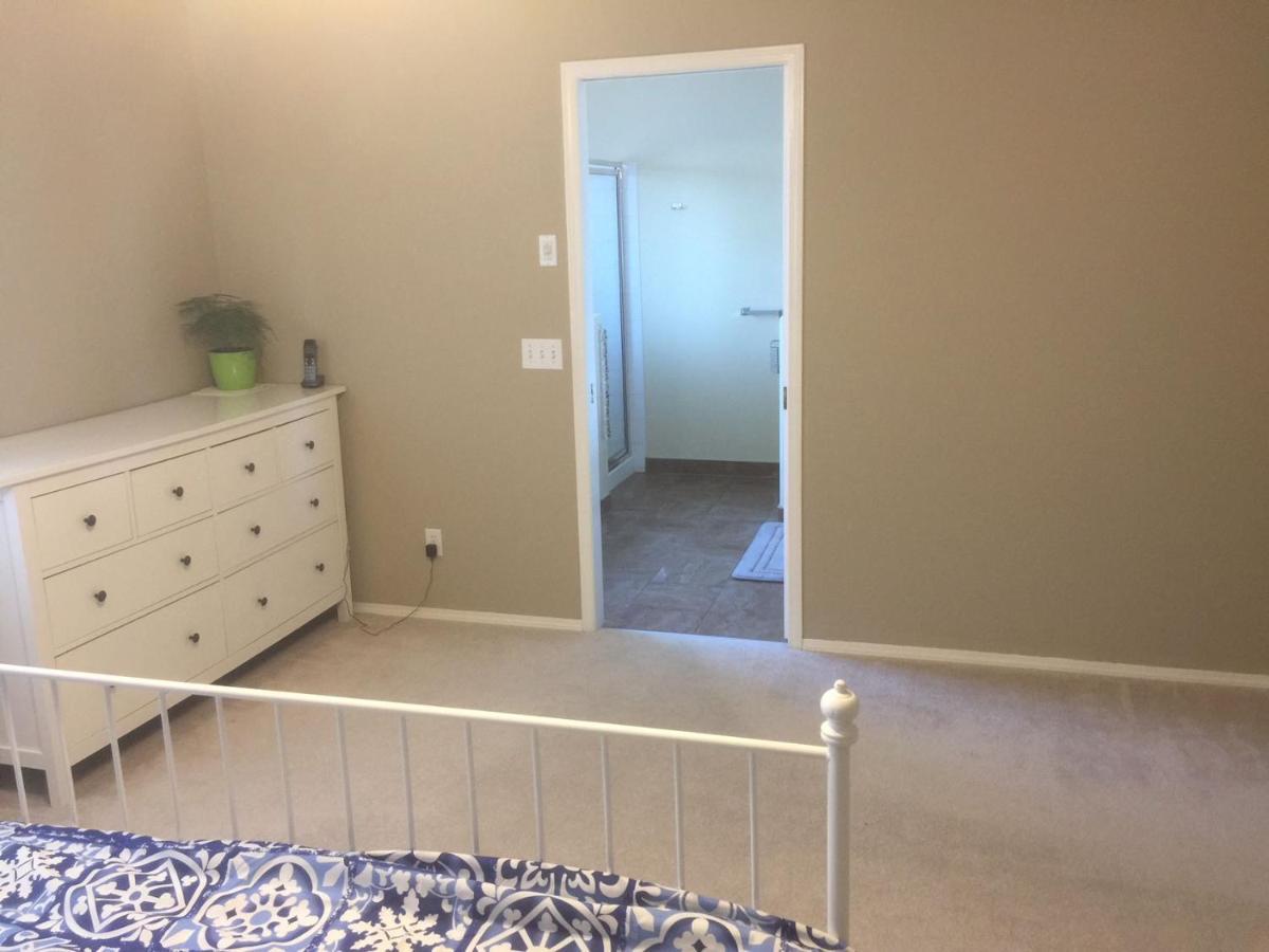 Brother Li Homestay YYC Exterior photo