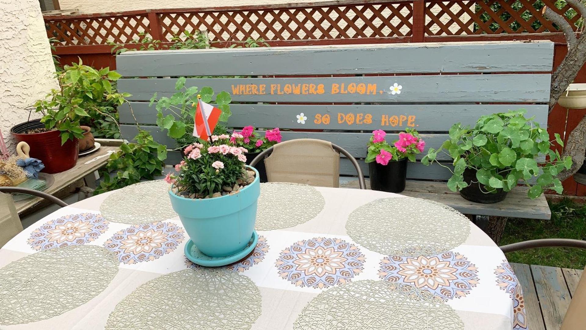 Brother Li Homestay YYC Exterior photo