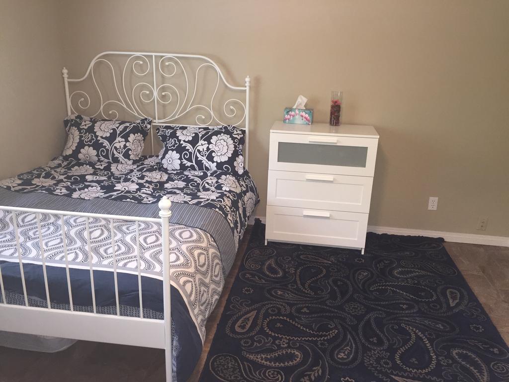 Brother Li Homestay YYC Exterior photo