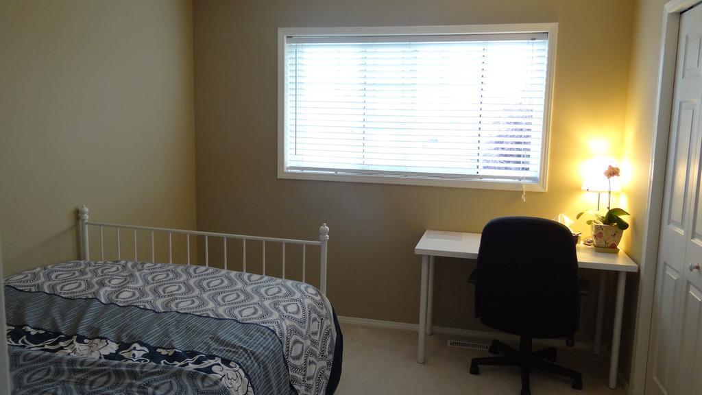 Brother Li Homestay YYC Exterior photo