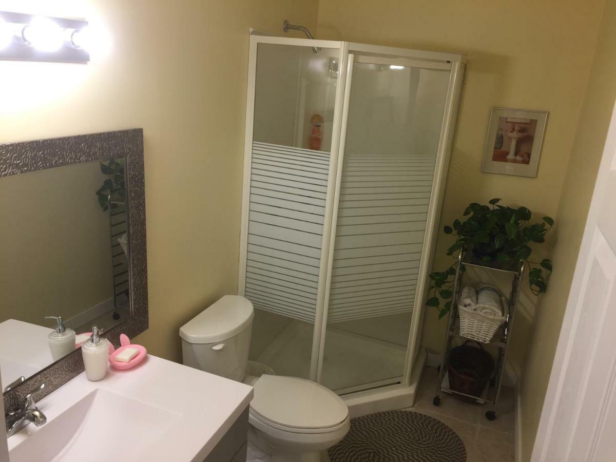 Brother Li Homestay YYC Exterior photo
