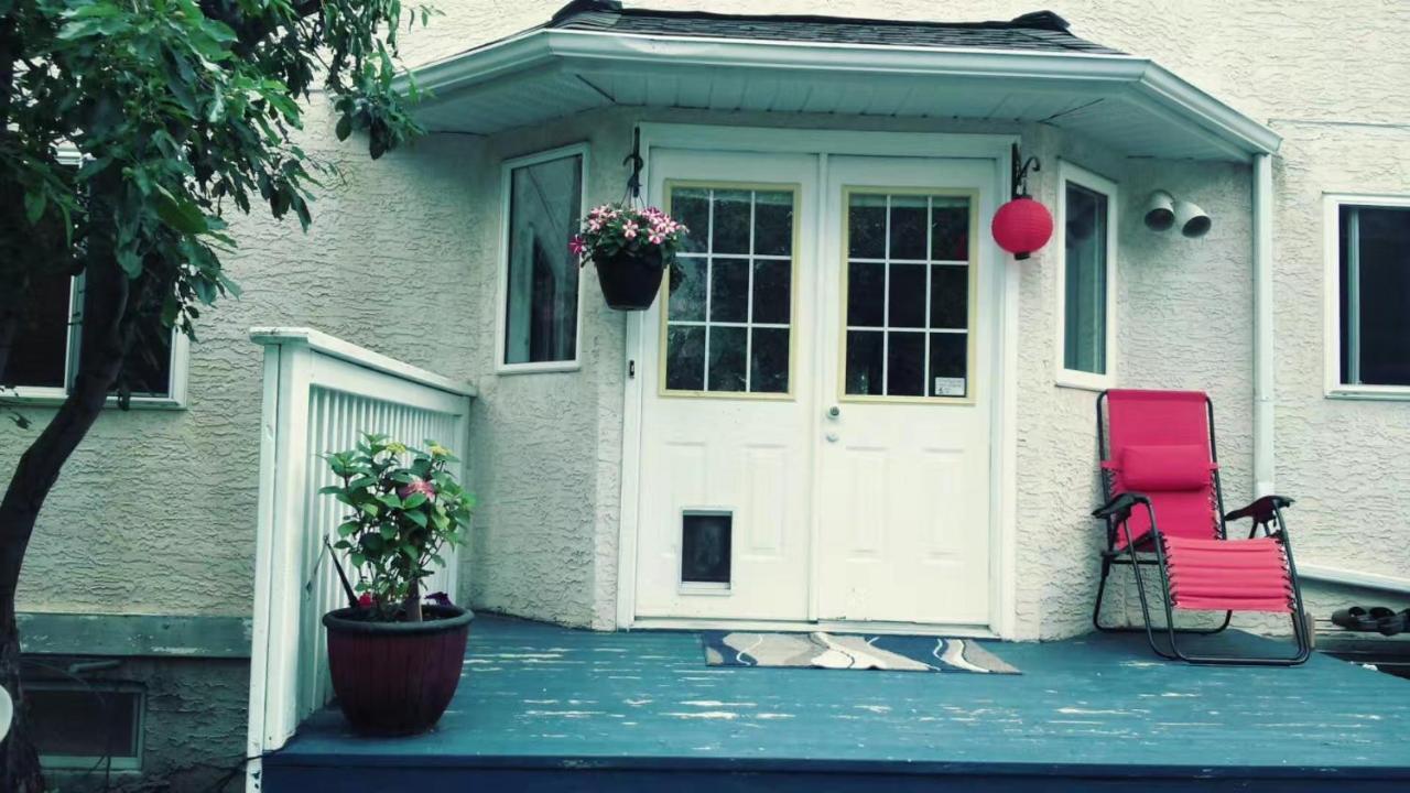 Brother Li Homestay YYC Exterior photo
