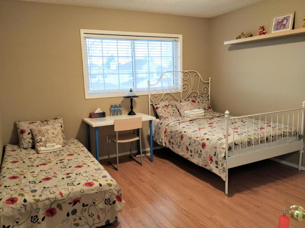 Brother Li Homestay YYC Exterior photo